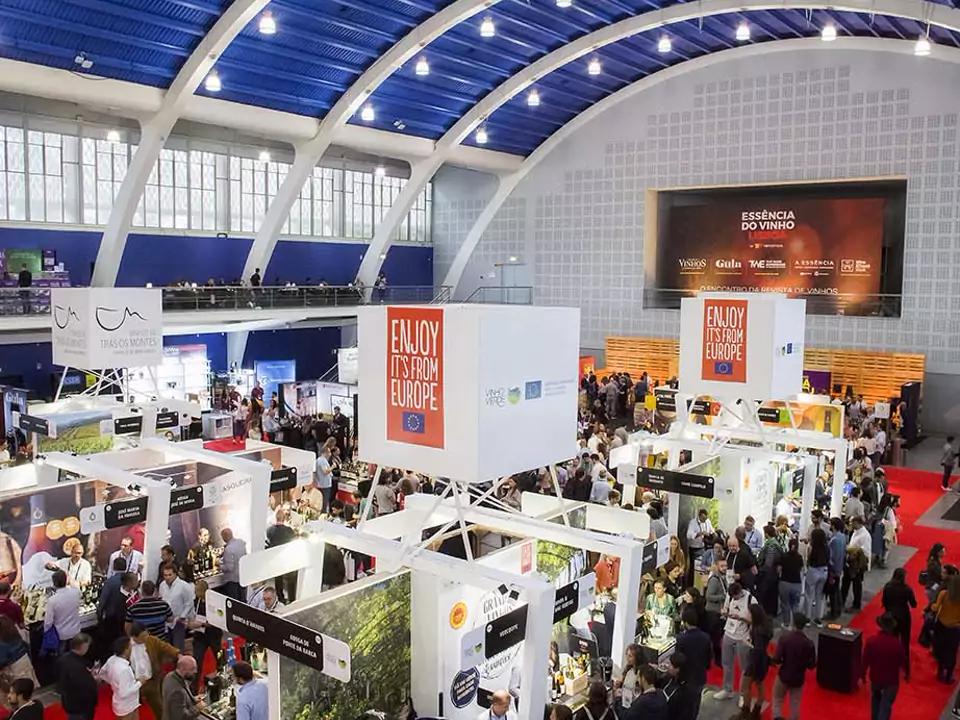 Pavilhão com os stands dos produtores e visitantes numa edição do Essência do Vinho