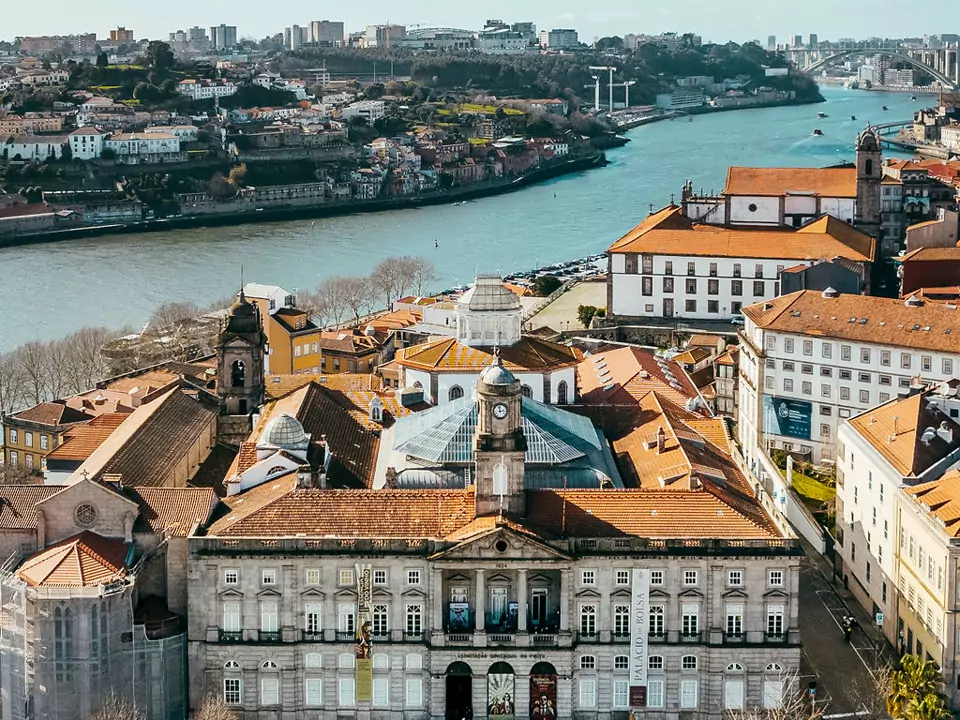 Vista aérea do centro do Porto com o Palácio da Bolsa e o rio Douro